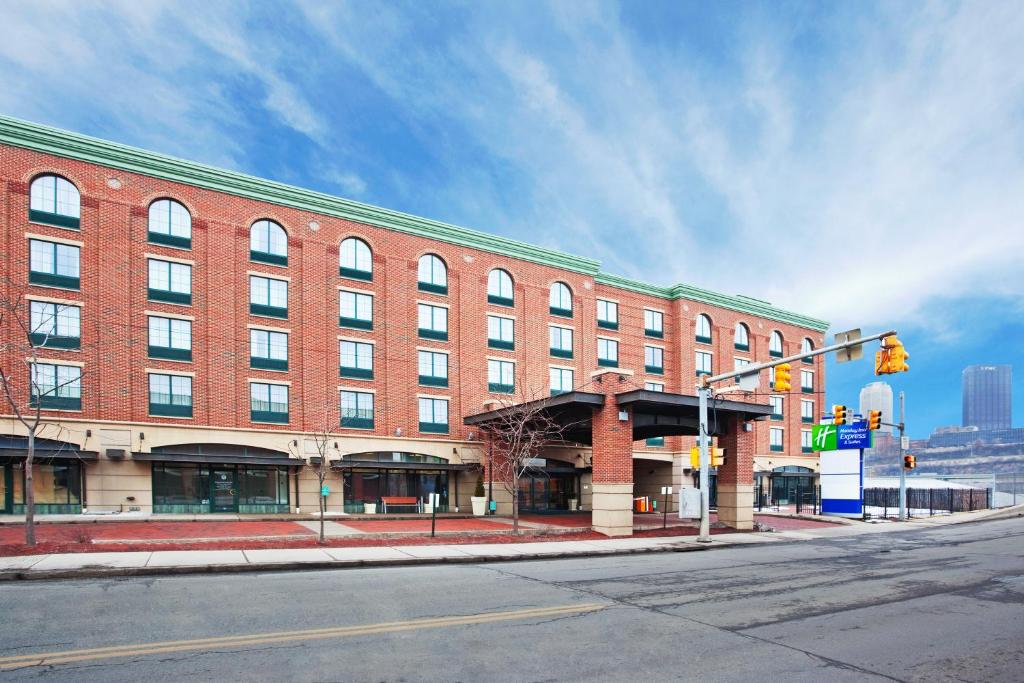 Holiday Inn Express Hotel & Suites Pittsburgh-South Side an IHG Hotel Main image 1